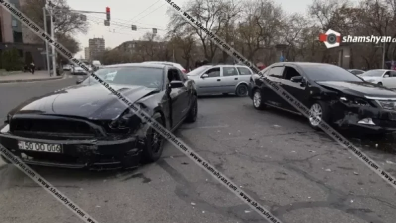 Խոշոր ավտովթար Երևանում. բախվել են Ford Mustang-ն ու ՀՀ ՊՆ պատվիրակության ուղեկցող, հատուկ համարանիշներով Toyota Camry-ն. Shamshyan. com
