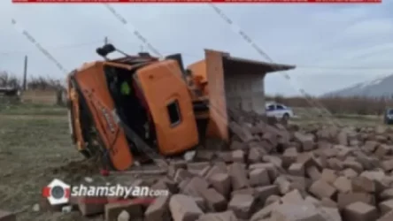 Քարով բարձված КАМАЗ-ը բախվել է ՎԱԶ-21150-ին, ապա հայտնվել դաշտում և կողաշրջվել