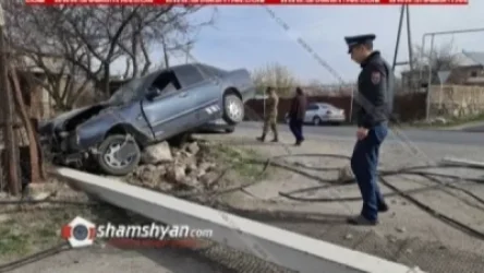 ՊՆ զինծառայողը Նոր Գեղիում Mercedes-ով տապալել է բետոնե էլեկտրասյունն ու հայտնվել քարերի վրա․ կա վիրավոր