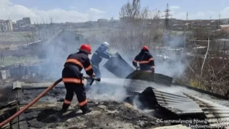 Հրդեհ՝ երևանյան տան տանիքում