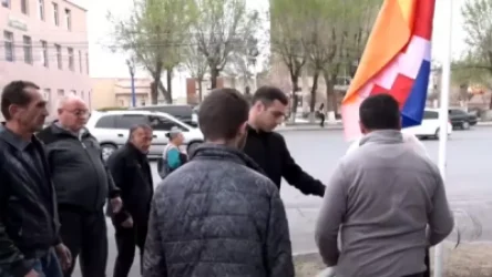 ՏԵՍԱՆՅՈՒԹ. «Արտաշա՜տ` ոտքի´ հանուն Արցախի». Արտաշատի կենտրոնում ակցիայի մասնակիցները տեղադրել են Արցախի դրոշը