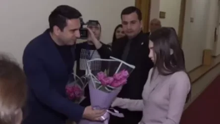 ՏԵՍԱՆՅՈՒԹ․ Ալեն Սիմոնյանը ծաղիկներ նվիրեց Աննա Մկրտչյանին