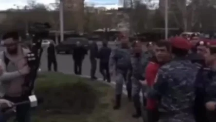 ՏԵՍԱՆՅՈՒԹ. Լարված իրավիճակ Երևանի կենտրոնում. կրկին ոտնձգություն են կատարել Արցախի դրոշի դեմ