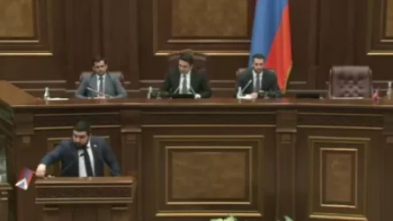 ՏԵՍԱՆՅՈՒԹ․ Վահագն Ալեքսանյանը պոկեց ԱԺ ամբիոնին տեղադրված Արցախի դրոշը