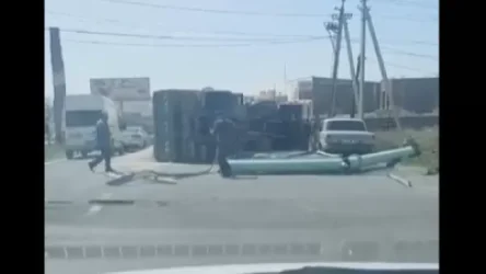 ՏԵՍԱՆՅՈՒԹ․ Խոշոր ավտովթար․ գովազդային վահանակը պոկվել և ընկել է բեռնատարի վրա