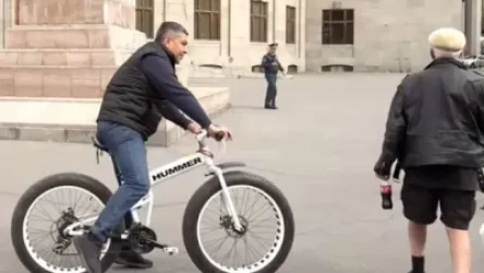 Էս «Խամեռ»-ը քշի. Վանեցյանն Ազատության հրապարակում հեծանիվ է վարել