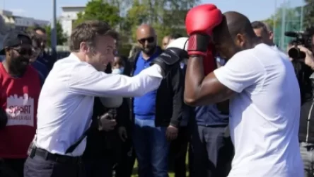 ՏԵՍԱՆՅՈՒԹ․ Մակրոնը բռնցքամարտի ձեռնոցներ է հագել, հարվածներ «փոխանակել» բռնցքամարտիկի հետ