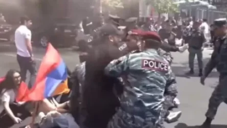 ՏԵՍԱՆՅՈՒԹ․ Ոստիկանները բերման են ենթարկում Աբովյան փողոցը փակած երիտասարդներին