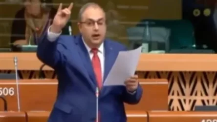 ՏԵՍԱՆՅՈՒԹ․ «Ես դա ցույց եմ տալիս ձեզ, քանի որ․․․»․ ՔՊ պատգամավորը ԵԽԽՎ-ում «Գորշ գայլեր»-ի նշանն է ցույց տվել