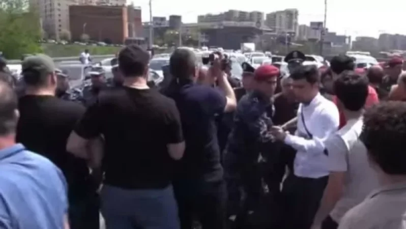 Ցուցարարները փակել են Հաղթանակի կամուրջը