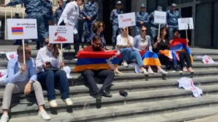 «Մինչև լավ ապրելը դեռ պետք է ապրել». արյունոտ ձեռքերով շապիկներով ակցիա` ԱԳՆ-ի դիմաց