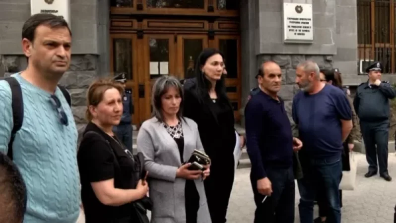 Զոհված զինծառայողների ծնողները գիշերն անցկացրել են դատախազության շենքի մոտ
