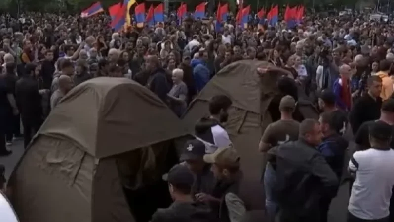 Ֆրանսիայի հրապարակում տեղադրվեցին վրաններ