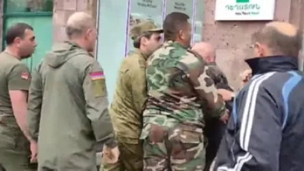 ՏԵՍԱՆՅՈՒԹ․ «Ասա թող խելոք պահի, բերանը..»․ ՊՊԾ պետ Սարգիս Հովհաննիսյանը ոտքով հարվածում է օպերատորին, լրագրողին