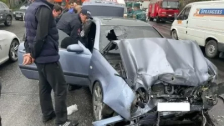 Լուսանկարներ․ Խոշոր վթար Երևանի Բադալ Մուրադյան փողոցում. կա արգելափակված քաղաքացի