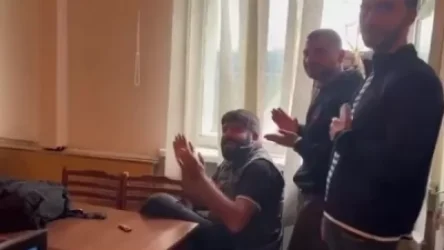 ՏԵՍԱՆՅՈՒԹ․ Բերման ենթարկված տղաները ոստիկանական բաժանմունքում երգում են «Զարթի՛ր լաո» երգը