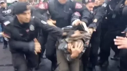 ՏԵՍԱՆՅՈՒԹ․ Ոստիկանը բռունցքով հարվածներ է հասցնում ցուցարարին