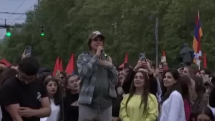 ՏԵՍԱՆՅՈՒԹ. Երգչուհի Սիրուշոն երգում է ցուցարարների հետ. նա Ֆրանսիայի հրապարակում է