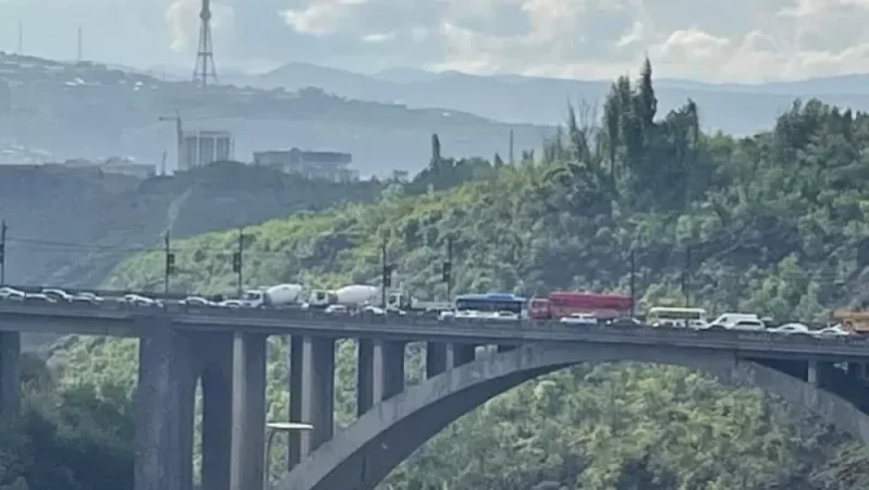 Բեռնատարներով և բետոնխառնիչներով փակել են Հալաբյան–Կիևյան հատվածը