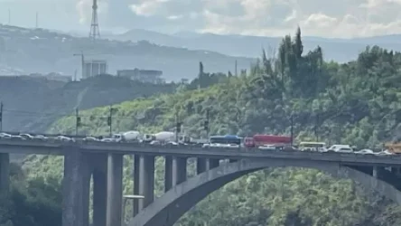 Բեռնատարներով և բետոնխառնիչներով փակել են Հալաբյան–Կիևյան հատվածը