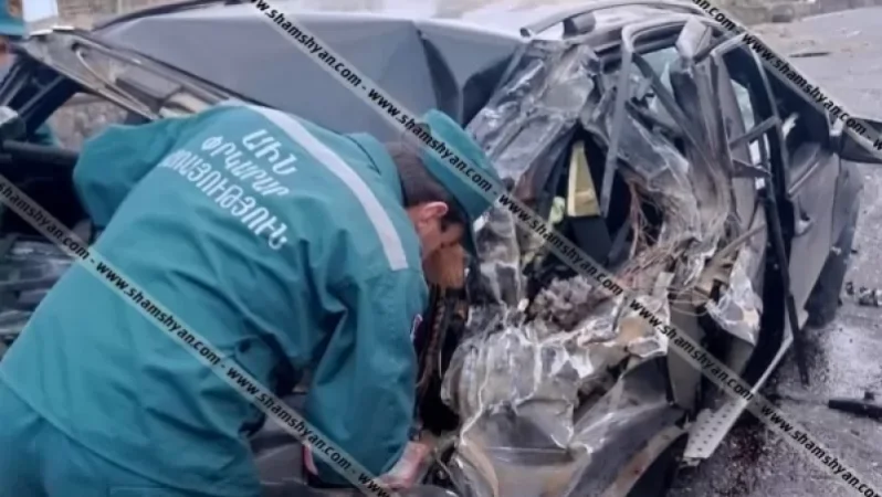 Խոշոր ավտովթար. վարորդը BMW X5-ով բախվել է քարե պարսպին և կողաշրջվել