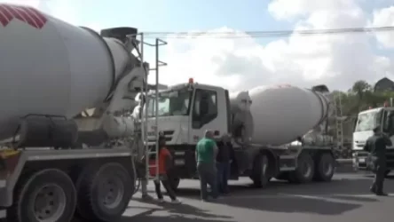 ՏԵՍԱՆՅՈՒԹ․ Ինչպես են բետոնխառնիչներով փակել Հալաբյան–Կիևյան խաչմերուկը