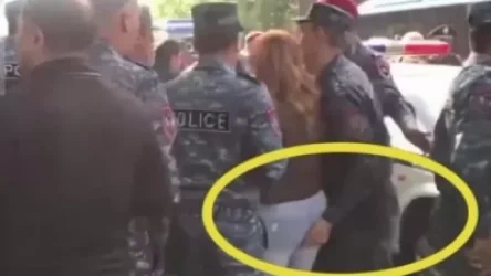 ՏԵՍԱՆՈՒԹ․ Ոստիկանը ցույցի ժամանակ «ձեռք է գցում» երիտասարդ կնոջը