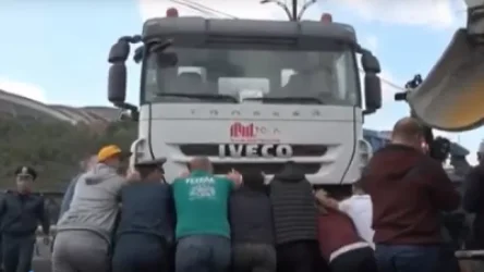 ՏԵՍԱՆՅՈՒԹ.  Վարորդները միացել էին ոստիկաններին` օգնելու բացել Կիևյան կամրջի երթևեկությունը