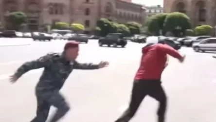 ՏԵՍԱՆՅՈՒԹ․ Ինչպես է Նիկոլ Փաշինյանի դիմակով տղամարդը փախչում կարմիր բերետներից