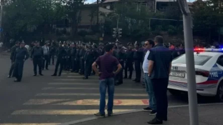 ՏԵՍԱՆՅՈՒԹ. Ոստիկանականական պատ` Կառավարական ամառանոցների դիմաց