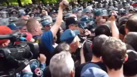 ՏԵՍԱՆՅՈՒԹ. Հրմշտոց`  ցուցարարների և ոստիկանների միջև. ԱԺ-ի դիմաց իրավիճակը լարված է