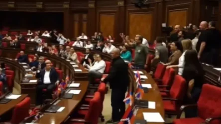 ՏԵՍԱՆՅՈՒԹ․ «Առանց Նիկոլ, Հայաստան»․ վանկարկում են ընդդիմադիր պատգամավորները