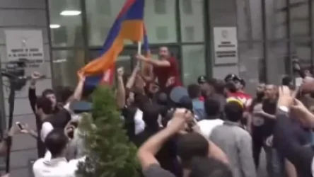 ՏԵՍԱՆՅՈՒԹ. Ցուցարարները փորձել են ներխուժել ԱԳՆ շենք