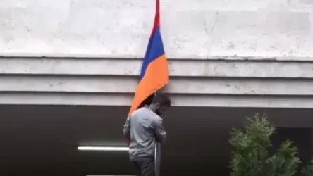 ՏԵՍԱՆՅՈՒԹ. ԱԳՆ-ի դիմաց բարձրացվեց Արցախի դրոշը