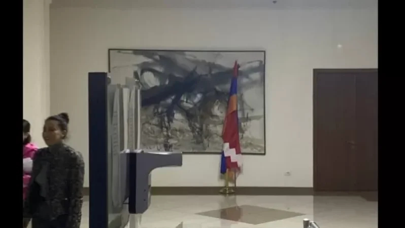 Իշխան Սաղաթելյանը ԱԳՆ-ի շենքում տեղադրեց Արցախի դրոշը