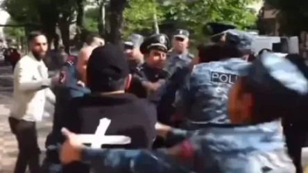 ՏԵՍԱՆՅՈՒԹ․ «Արեք ստեղ, արա»․ բողոքի ակցիայի ներկայացուցիչները բերման են ենթարկվում