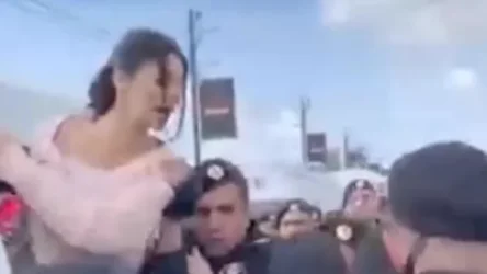 ՏԵՍԱՆՅՈՒԹ․ Ոստիկաններն ինչպես են երիտասարդ աղջկան բերման ենթարկում