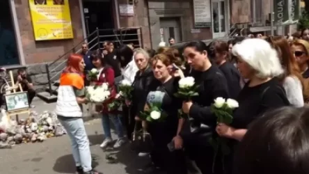 ՏԵՍԱՆՅՈՒԹ․ Կանանց երթի մասնակիցները հարգեցին Սոնա Մնացականյանի հիշատակը