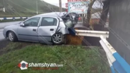 Խոշոր ավտովթար՝ Գեղարքունիքի մարզում․ բախվել է գազատար խողովակին և մխրճվել երկաթե արգելապատնեշի մեջ 