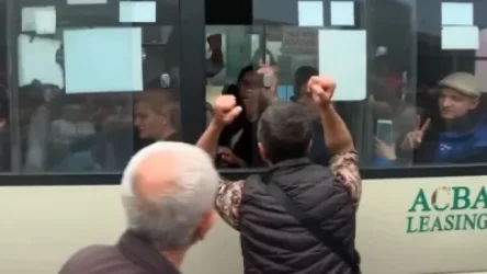 ՏԵՍԱՆՅՈՒԹ․ Ցուցարարը՝ «զոմբի» և «աղբ» է անվանում ավտոբուսում գտնվող քաղաքացիներին