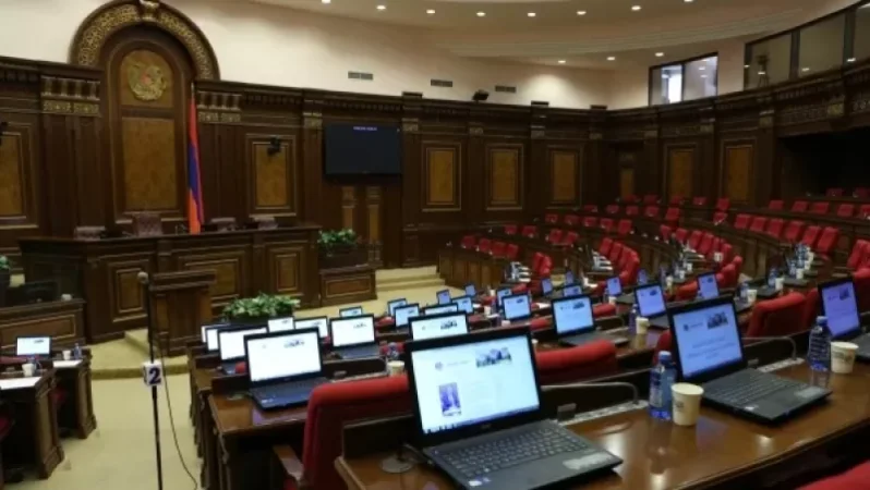 Մինչ բոլորը զբաղված են ցույցերով, ՔՊ-ականներն օրենքներ են ընդունում. «Ժողովուրդ»