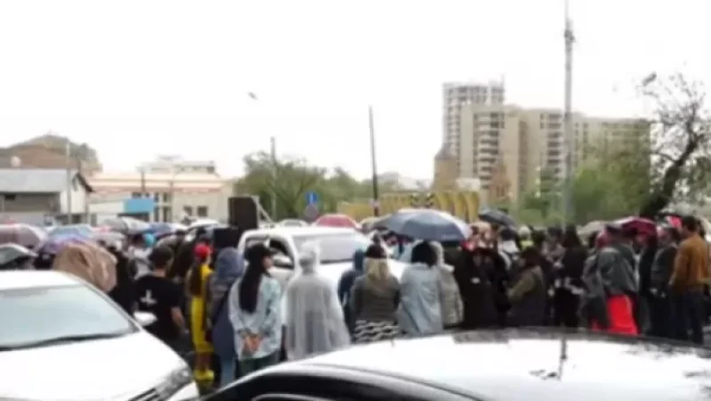 «Աննա՛, քեզ զարդեր ենք բերել»․ կանայք Աննա Հակոբյանին հիշեցնում էին փամփուշտներից զարդեր ձուլելու մասին իր հայտարարությունը