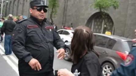 Ոստիկանը հարվածել է «Առավոտի» ֆոտոխցիկին՝ լրագրողին սպառնալով, որ իրեն չլուսանկարի