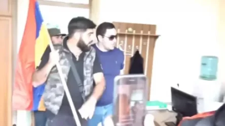 ՏԵՍԱՆՅՈՒԹ. Երթի մասնակիցները մտել են Մանկավարժական համալսարան և ամրացրել Արցախի դրոշը