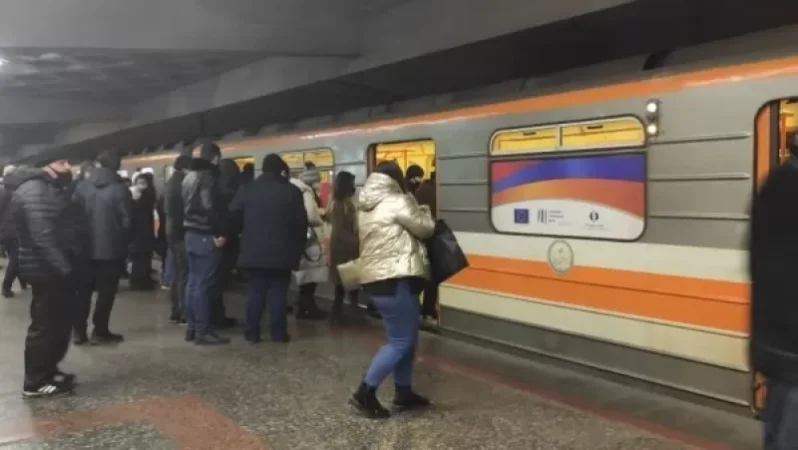 Մետրոյի գնացքներից մեկում ծուխ է նկատվել. կատարվել է ուղևորների իջեցում