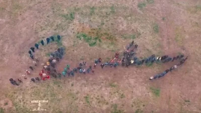 Օկուպացված Շուշիում ադրբեջանցիները Հեյդար Ալիևի ստորագրության տեսքով շարք են կանգնել