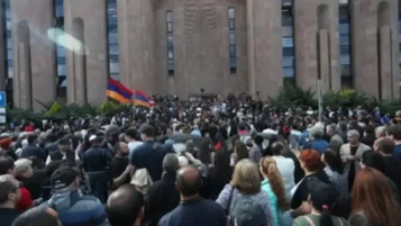 ՏԵՍԱՆՅՈՒԹ․ «Դիմադրություն» շարժման մասնակիցները շրջափակեցին Երևանի քաղաքապետարանի շենքը