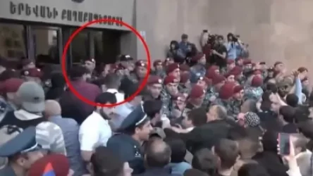 ՏԵՍԱՆՅՈՒԹ․ Քաղաքապետարանի գլխավոր մուտքի մոտ ոստիկաններից մեկը շիշ է նետում ակցիայի մասնակիցների ուղղությամբ