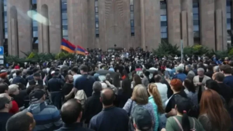 «Եթե խելքի չգա, հաջորդը ոչ թե մեկ, այլ մի քանի ժամով կփակենք. քաղաքապետարանի մուտքը բացեցին