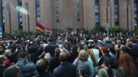 «Եթե խելքի չգա, հաջորդը ոչ թե մեկ, այլ մի քանի ժամով կփակենք. քաղաքապետարանի մուտքը բացեցին